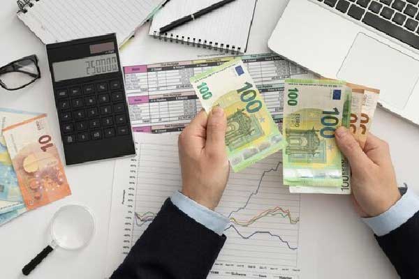 美股恐创2022年以来最长周线连跌 周末临近交易员审慎押注